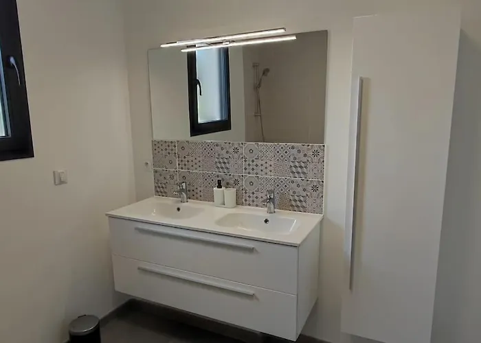 Maison Neuve Avec Piscine Chauffee De Mai A Septembre A 6 Minutes De La بيت للعطل *