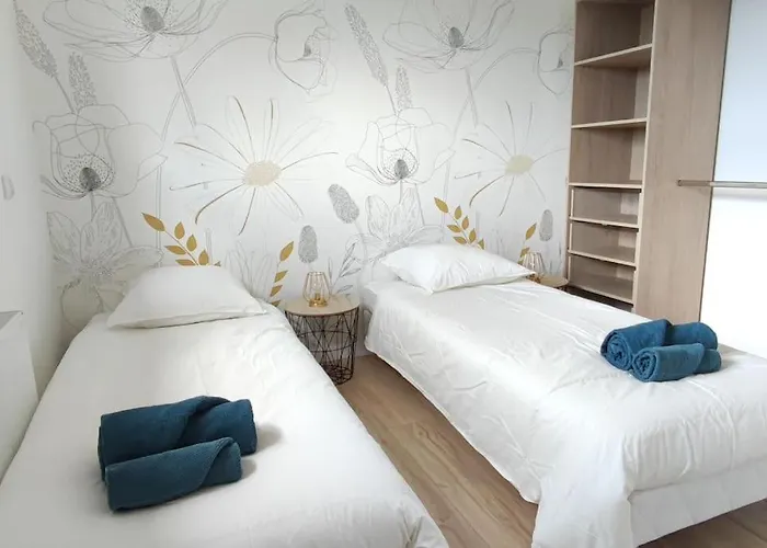 Maison Neuve Avec Piscine Chauffee De Mai A Septembre A 6 Minutes De La بيت للعطل *